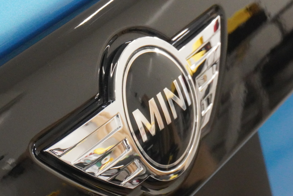 施工後　MINI　クーパーS(水色×ホワイトライン）　エンブレム