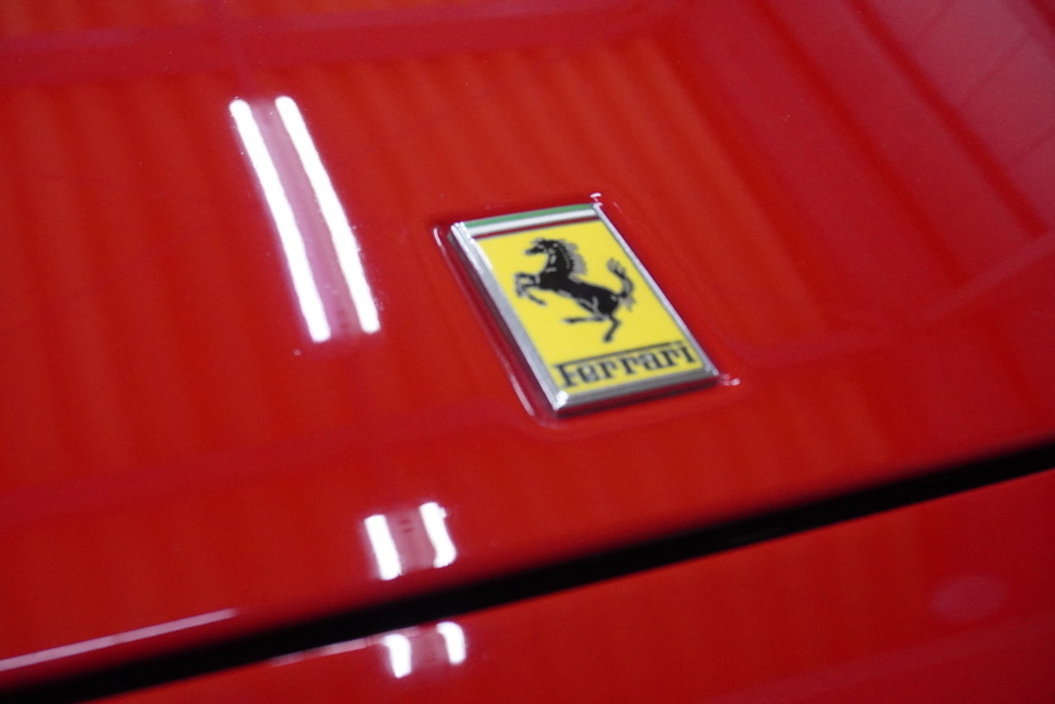 施工後　Ferrari(レッド）　ボンネット