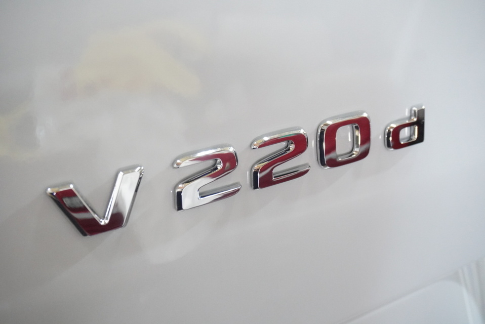 施工後　メルセデスベンツV220ｄ(ホワイト）　エンブレム