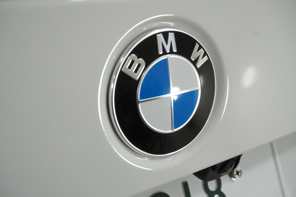 施工後　BMWX1(ホワイト）　エンブレムアップ