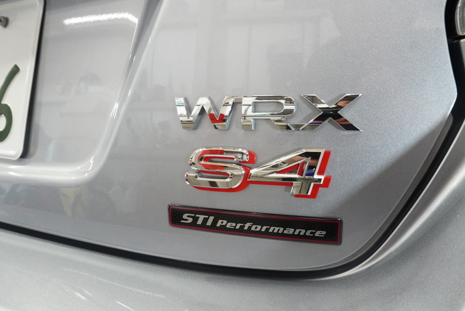 施工後　スバル　WRXS4（シルバー）　エンブレムアップ