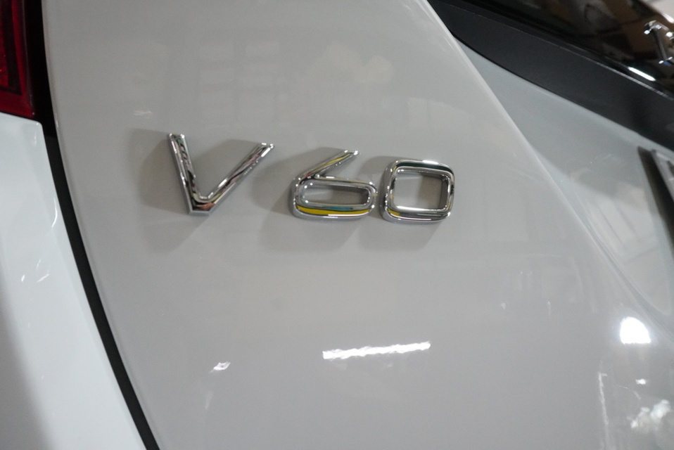 施工後　VOLVO（ボルボ）V60（ホワイト）　エンブレムアップ