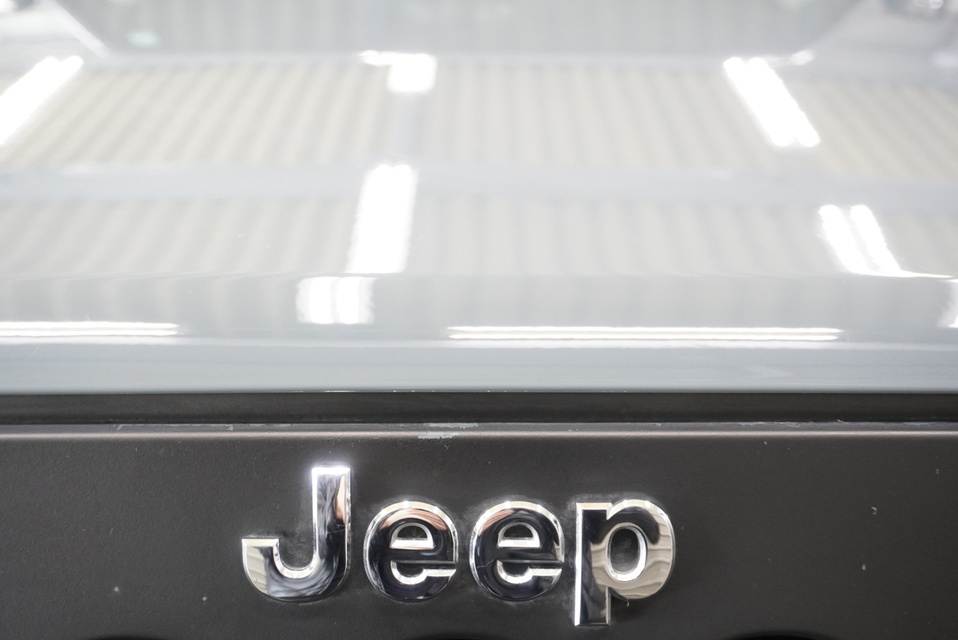 施工後　Jeep　ラングラー（グレー）　エンブレムアップ