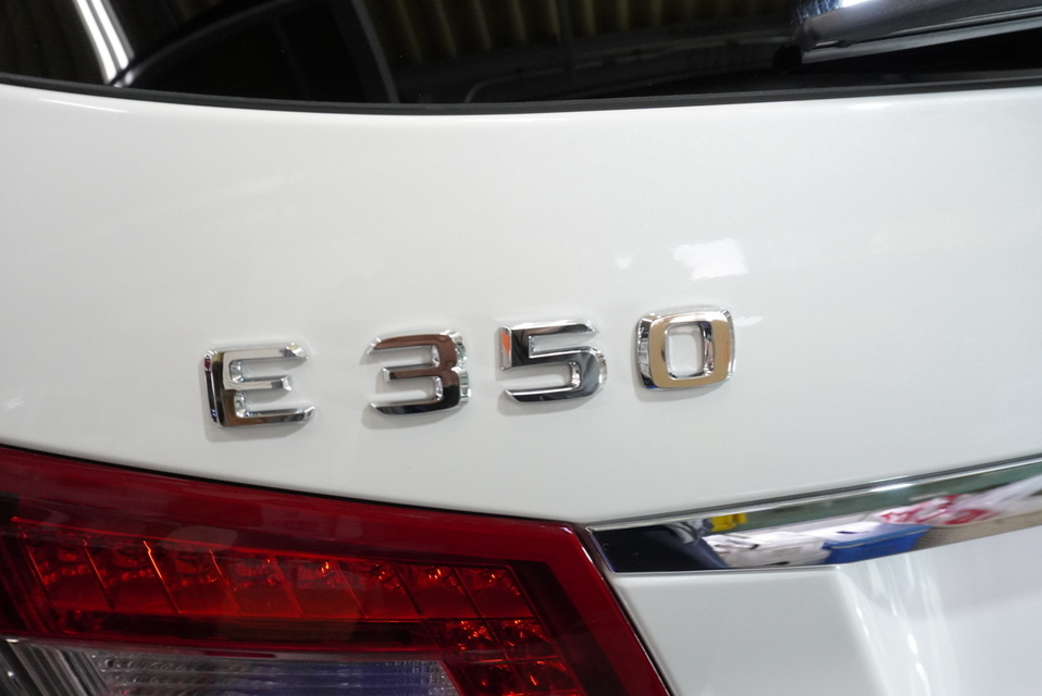 施工後　メルセデスベンツE350(ホワイト）エンブレムアップ